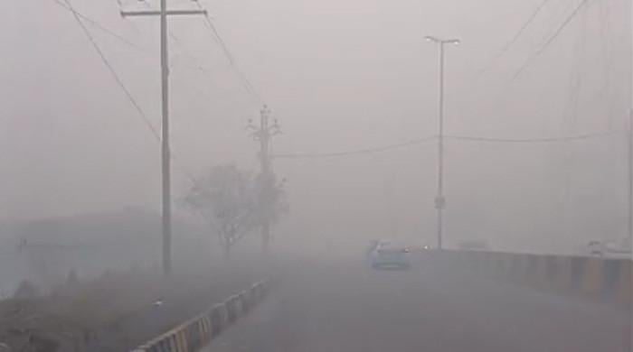 کراچی کے مختلف علاقوں میں دھند، دنیا کے آلودہ ترین شہروں میں دوسرا نمبر