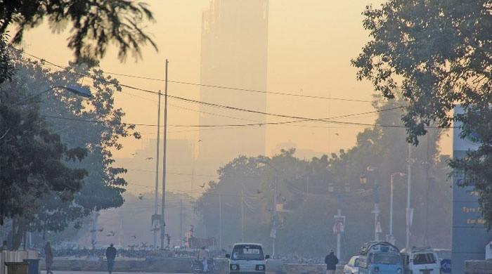 کراچی میں سردی اور دھند، کم سے کم درجہ حرارت کتنا رہا؟