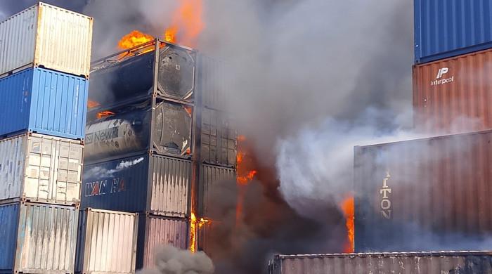 کیماڑی: ویسٹ ہارف پر کنٹینرز میں آگ لگ گئی، جہازوں پر ہینڈلنگ رک گئی