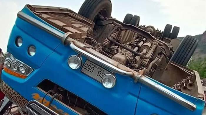 گوادر: کراچی سے جیونی جانیوالی مسافر کوچ کو حادثہ، 9 افراد جاں بحق