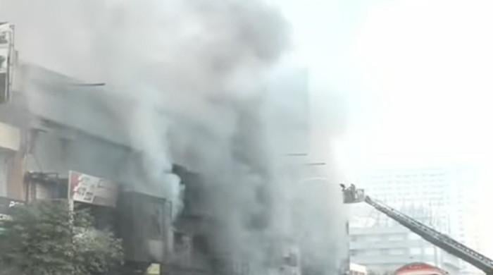 کراچی:گل پلازہ میں آگ لگنے سے فائر فائٹر سمیت 6 افراد جاں بحق، آگ کی شدت سے عمارت کا ایک حصہ گرگیا