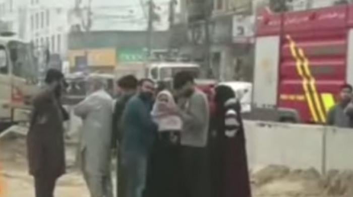 کراچی: گل پلازہ میں آتشزدگی کے بعد متعدد افراد تاحال لاپتا، اہل خانہ پریشان