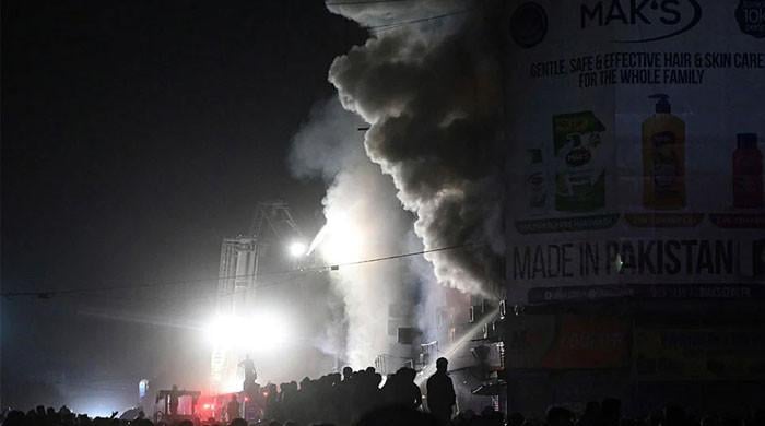 کراچی: گل پلازہ میں لگی آگ پر 80 فیصد تک قابو پا لیاگیا، جلی ہوئی دکانوں میں محدود سرچ آپریشن جاری