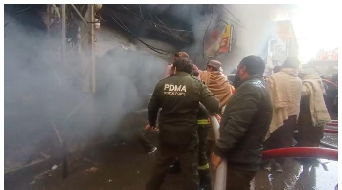 کوئٹہ: پرنس روڈ پر پلازہ میں آتشزدگی، متعدد دکانیں جل گئیں