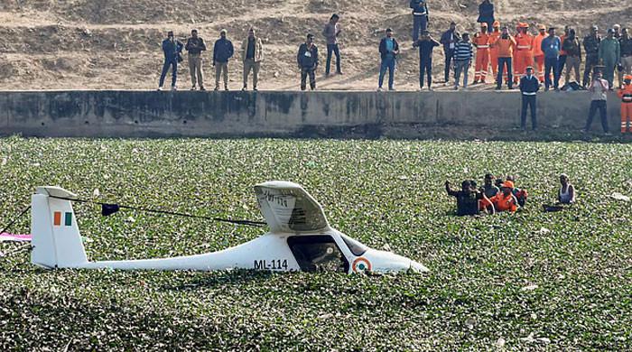 اتر پردیش میں بھارتی فضائیہ کا تربیتی طیارہ تالاب میں گرگیا