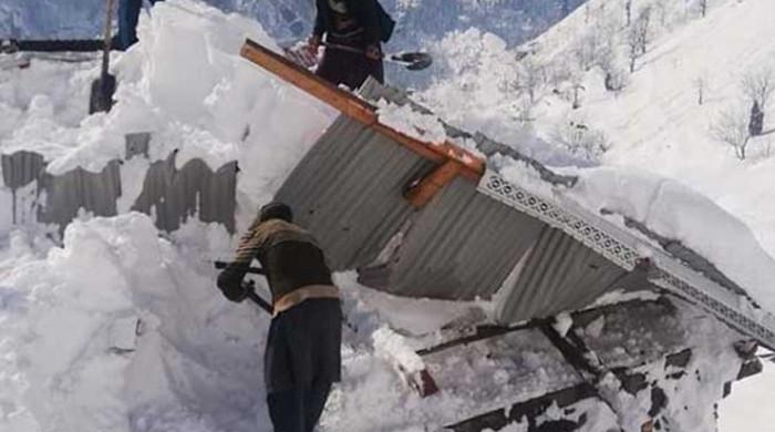 چترال: گھر پر برفانی تودہ گرنے سے 9 افراد جاں بحق، ایک بچہ زخمی