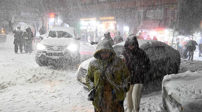 مری میں شدید برفباری کے باعث  رابطہ سڑکیں برف سے ڈھک گئیں، سیاحوں کا داخلہ بند