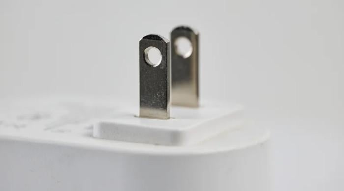 آخر کچھ پلگز میں یہ سوراخ کیوں موجود ہوتے ہیں؟