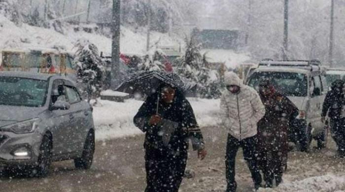 ملک کے بالائی علاقوں میں ایک بار پھر برفباری کا سلسلہ شروع، رابطہ سڑکیں بند، ریسکیو آپریشن جاری