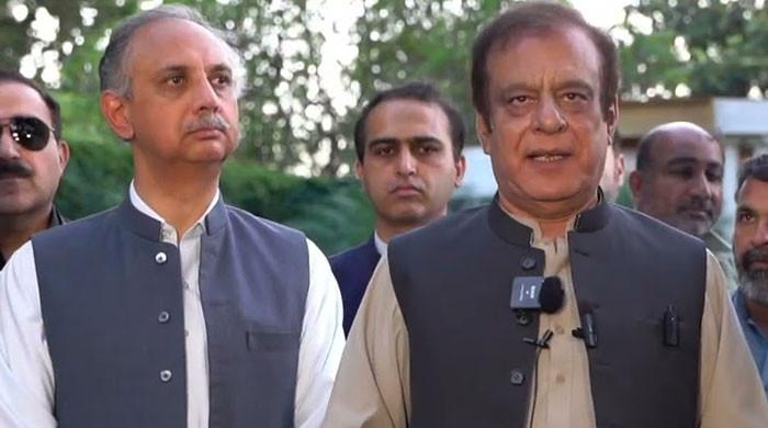 پی ٹی آئی سیاسی کمیٹی سے سابق اپوزیشن لیڈرعمرایوب اور شبلی فراز مستعفی