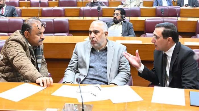 تصادم کی سیاست: پی ٹی آئی اور اسٹیبلشمنٹ میں رابطوں کے تمام ذرائع مکمل طور پر بند