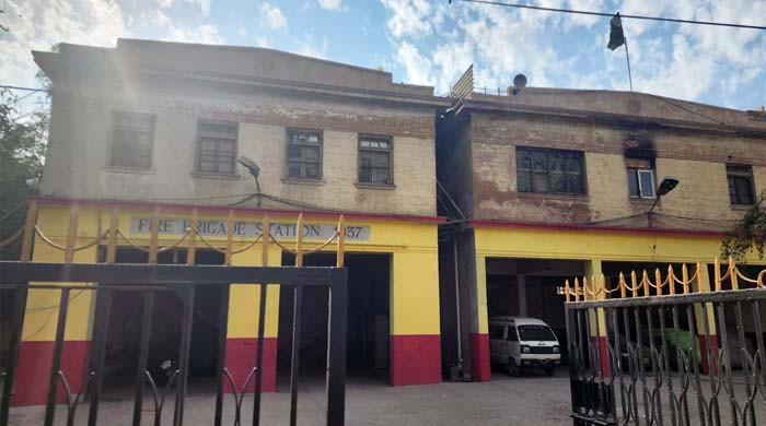 12 گھنٹے کی لوڈشیڈنگ اور محدود پانی کی دستیابی، آگ بجھانے والا ادارہ فائر بریگیڈ نامساعد حالات سے دوچار