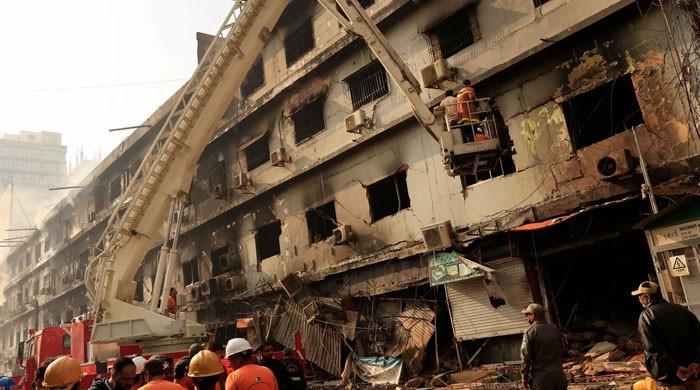 سانحہ گل پلازہ: پانی کی فراہمی میں تاخیر، فائر فائٹرز کے پاس مناسب آلات نہیں تھے، رپورٹ میں انکشافات