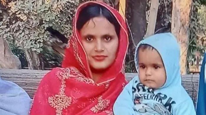 لاہور: ماں بچی کے گٹر میں گرنے کا واقعہ، ایس ایچ او معطل، ڈی ایس پی کو شوکاز نوٹس جاری