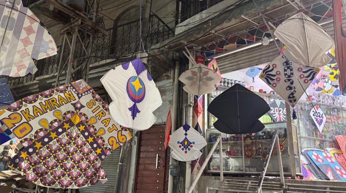 لاہور میں بسنت کے باعث پشاور میں تیار ہونیوالی پتنگوں اور گڈیوں کی مانگ میں غیر معمولی اضافہ ہوگیا