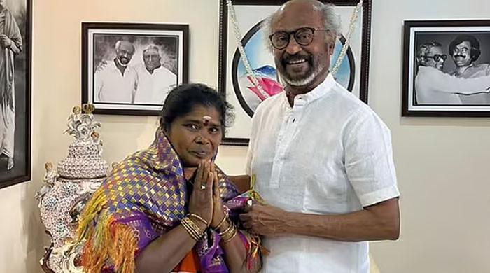 بھارتی اداکار رجنی کانت کا صفائی کرنے والی خاتون کو سونے کی چین کا تحفہ 