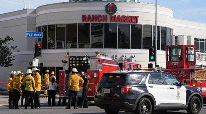 لاس اینجلس: تیز رفتار گاڑی بے قابو ہوکر گروسری اسٹور میں جاگھسی، 3 افراد ہلاک