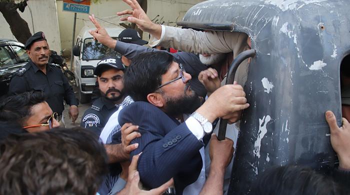کراچی میں جماعت اسلامی کی پریس کانفرنس کے دوران رکن سندھ اسمبلی محمد فاروق سمیت متعدد افراد زیر حراست