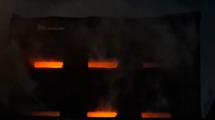 کراچی لانڈھی ایکسپورٹ پروسیسنگ زون میں3 دن قبل لگی آگ اب تک نہ بجھ سکی