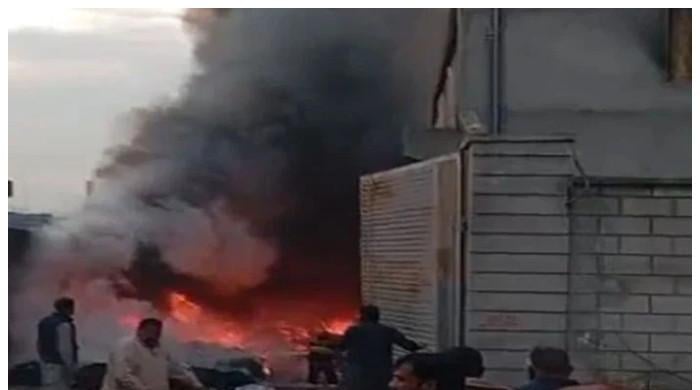 راولپنڈی: روات انڈسٹریل ایریا کی فیکٹری میں لگی آگ پر 16 گھنٹے بعد قابو پالیا گیا