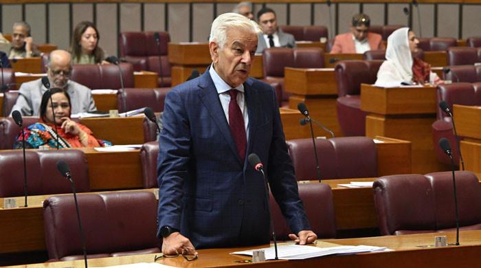 وزیر دفاع  خواجہ آصف  نے اپوزیشن لیڈرکے فوج  سے متعلق بیان کو غیر ذمہ دارانہ قرار  دیدیا