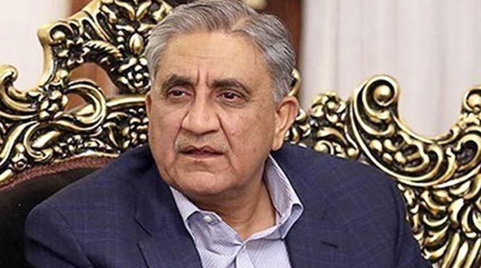 سابق آرمی چیف جنرل ریٹائرڈ قمر باجوہ  اپنےگھر میں گرگئے