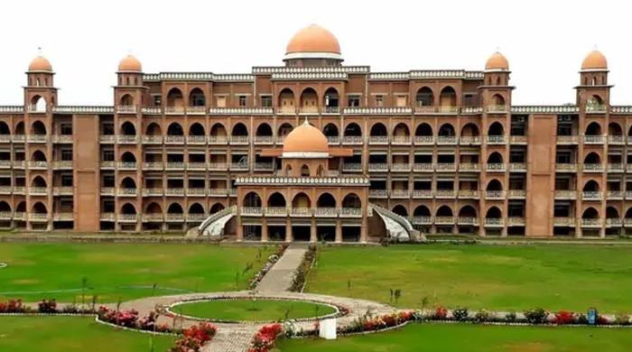 پختونخوا کی تمام سرکاری جامعات میں مرد اساتذہ کی طالبات سے دفاتر میں ملاقات پر پابندی عائد