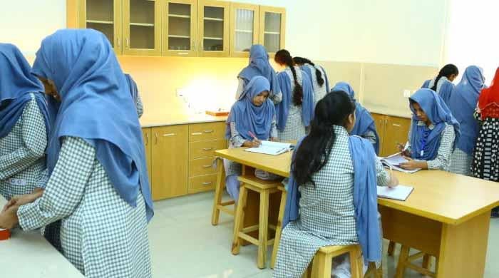 خیبر پختونخوا: سرکاری جامعات میں مرد اساتذہ کی طالبات سے اپنے دفتر میں ملاقات پر پابندی عائد