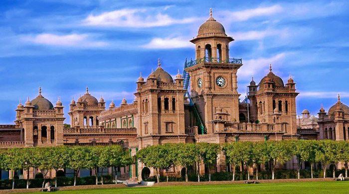 پشاور: طالبات کا مرد اساتذہ کے ساتھ ہرقسم کا رابطہ مکمل طور پر ممنوع قرار، اسلامیہ کالج کی گائیڈ لائنز جاری