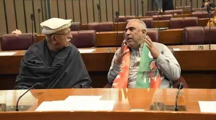 پی ٹی آئی کے حمایت یافتہ اپوزیشن لیڈر محمود اچکزئی اور تحریک انصاف قیادت آمنے سامنے