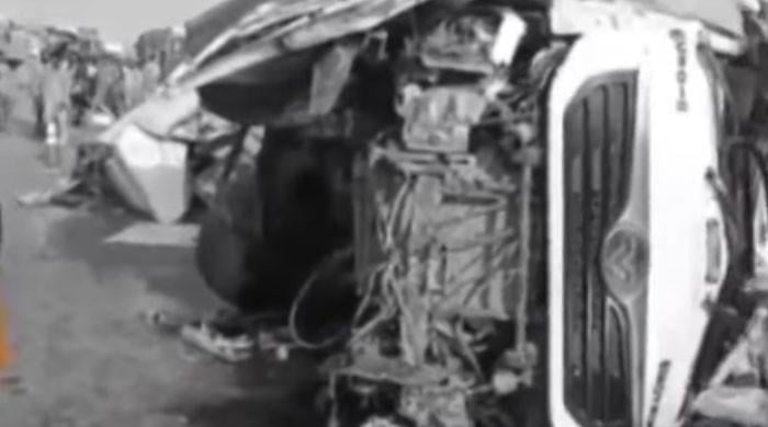 کاٹھور کےقریب آئل ٹینکر، بس سمیت متعدد گاڑیاں ٹکرا گئیں، حادثے میں  13 افراد جاں بحق