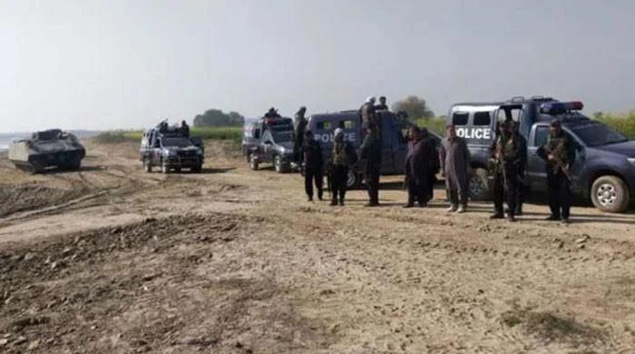 مظفرگڑھ: کچے کے علاقے میں 11 ڈاکوؤں نے ہتھیار ڈال دیے