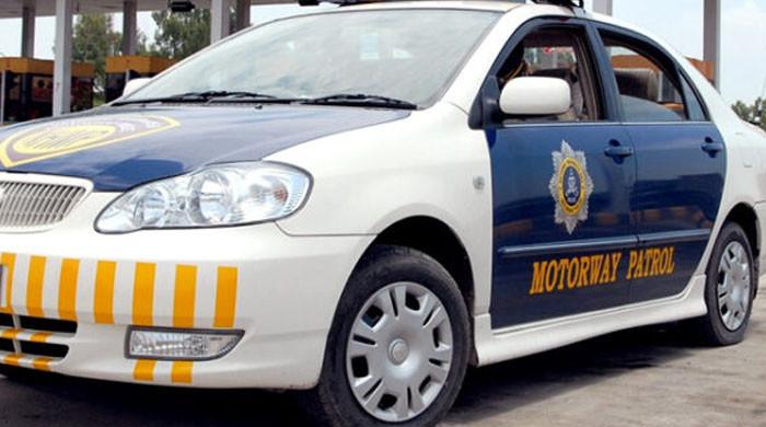 چکوال: ایمانداری کی ایک اور مثال، موٹروے پولیس نے ملنے والے 53 لاکھ روپے مسافر کو لوٹا دیے