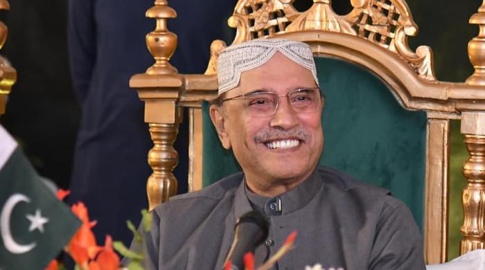 ابھی ڈیڑھ سال ہوا ہے، جیل مردوں کی طرح کاٹو، عورتوں کی طرح کیوں رو رہے ہو: صدر آصف زرداری