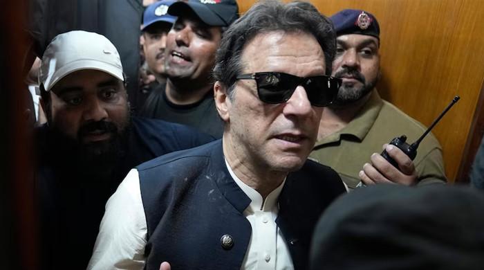 عمران خان کی آنکھ کی تکلیف میں نمایاں کمی آئی ہے، ذرائع