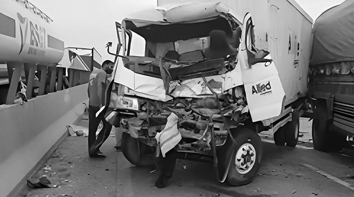 کراچی: ایم 9 موٹروے پر وین اور متعدد گاڑیوں کی ٹکر، خاتون سمیت 4 افراد جاں بحق