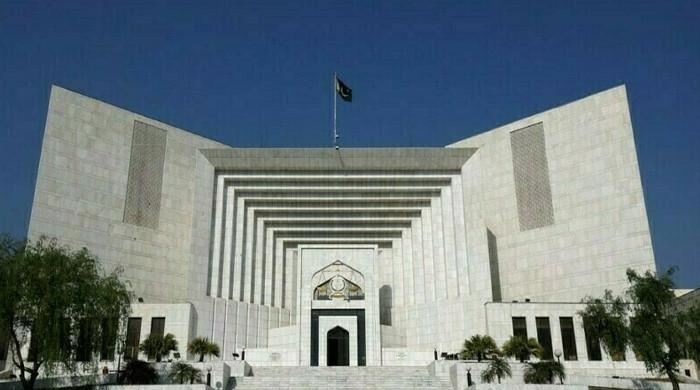 سپریم کورٹ نے شہباز شریف کے عمران خان کیخلاف ہرجانہ کیس میں ٹرائل کورٹ کو کارروائی سے روک دیا