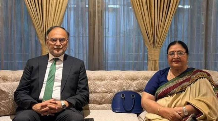 وفاقی وزیر احسن اقبال کی ڈھاکا میں ماضی کی سپر اسٹار اداکارہ شبنم سے ملاقات 