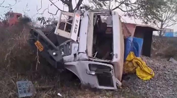 بھارت میں تیز رفتار ٹریلر کی پولیس گاڑی کو ٹکر، 5 اہلکار ہلاک