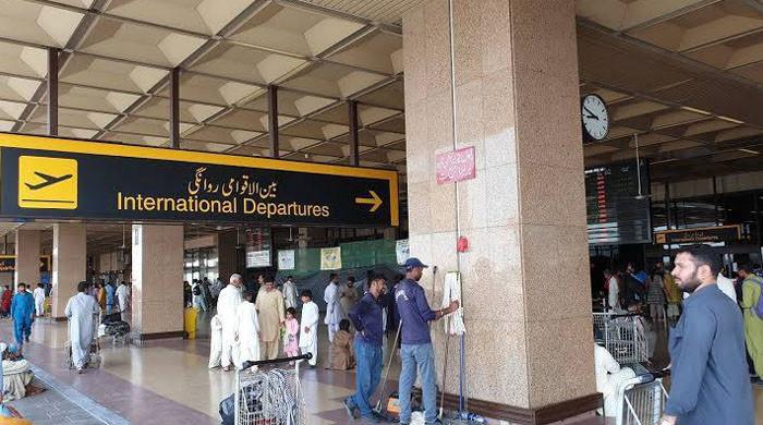 اقوام متحدہ کو پناہ کی درخواستیں، درست ویزوں پر کمبوڈیا جاتے ہوئے دو مسافر آف لوڈ