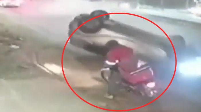 کراچی ڈیفنس میں تیز رفتارکار کی ٹکر سےجاں بحق فوڈ ڈیلیوری رائیڈرکے والد نےکار سوارکو معاف کردیا