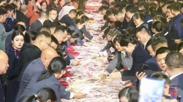 جتنی رقم اٹھا سکتے ہو اٹھا لو، کمپنی کے مالک نے ملازمین میں انوکھے انداز سے بونس تقسیم کر دیا