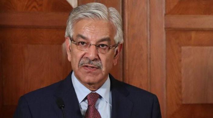 پی ٹی آئی میں ہزاروں اختلاف مگر عمران کے اندر رہنے پر مکمل اتفاق ہے: خواجہ آصف