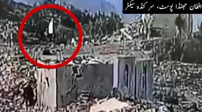 پاک فوج کی افغان طالبان کی 5 پوسٹوں پر جھنڈا لہرانے کی ویڈیو سامنے آگئی