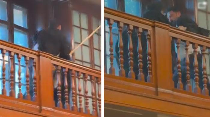 ویڈیو: لاہور ہائیکورٹ بار الیکشن ، وکلا آپس  میں گتھم گتھا، لاتوں اور گھونسوں کی بارش 