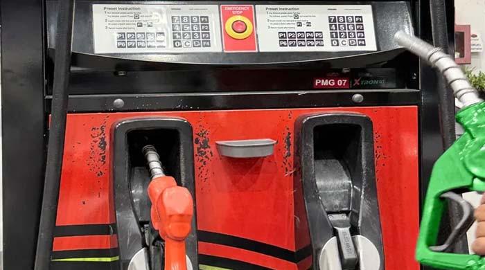 حکومت کا موجودہ صورتحال میں پیٹرولیم مصنوعات کی قیمتوں کا ہفتہ وار جائزہ لینے پر غور