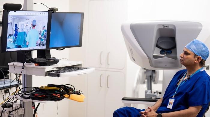 برطانیہ میں موجود ڈاکٹر روبوٹ کے ذریعے 1500 میل دور موجود مریض کا کامیاب آپریشن کرنے میں کامیاب