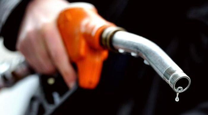 پاکستان میں خطے میں پیٹرولیم مصنوعات کی قیمتیں سب سے زیادہ، پیٹرول کی قیمت 1.15 ڈالر فی لیٹر کے برابر