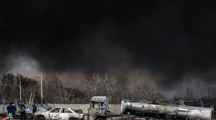 ایران کے تیل ذخائر پر بمباری کے بعد’تیزابی بارش‘، پاکستان کو کتنا خطرہ لاحق؟