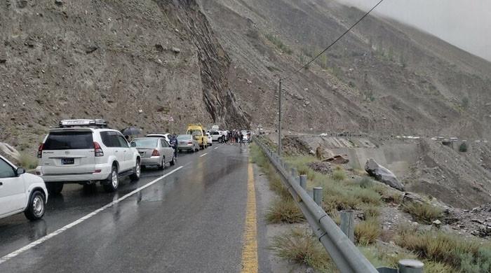 دیامر: تیزبارش اور لینڈسلائیڈنگ، شاہراہِ قراقرم اپرکوہستان سے متعدد مقامات پر بند